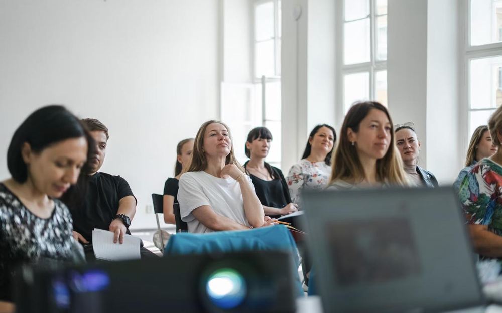 Adulti durante una lezione in aula